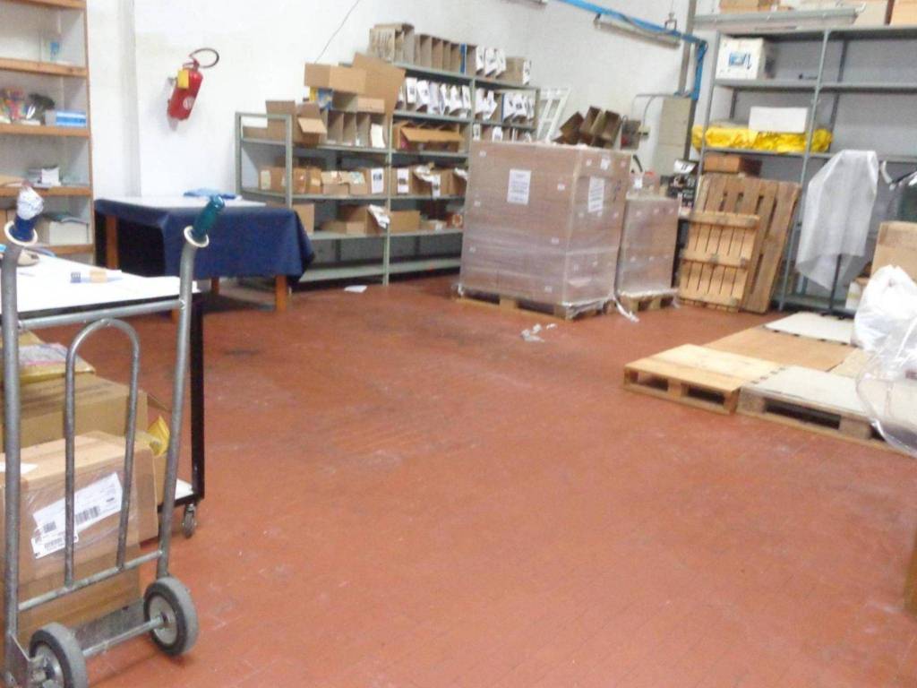 locale di sgombero in vendita a Prato in zona Iolo
