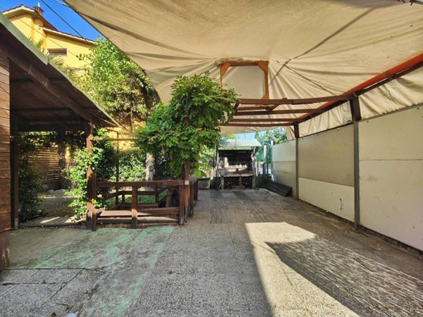 casa indipendente in vendita a Prato in zona Cafaggio