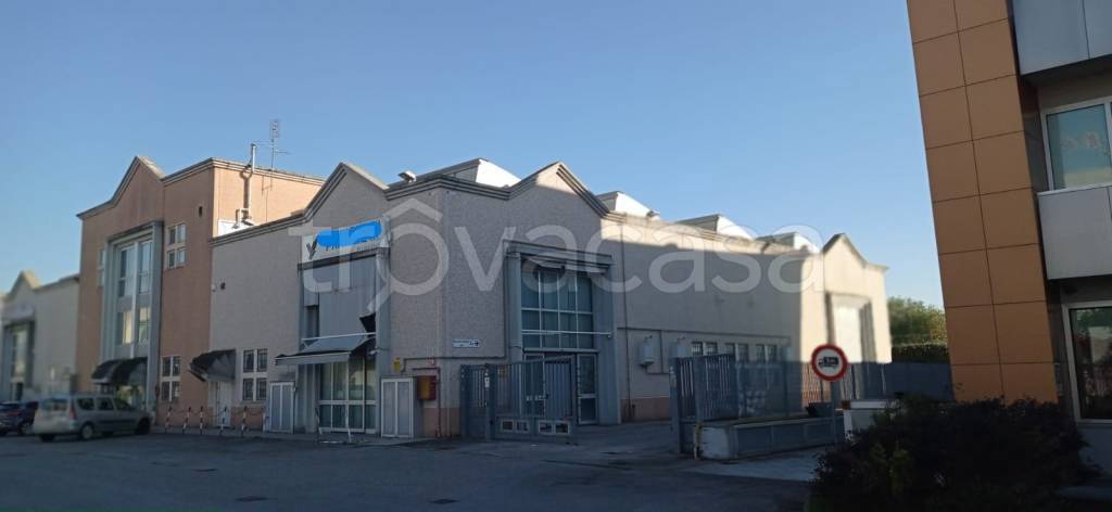 locale commerciale in vendita a Prato in zona Tavola