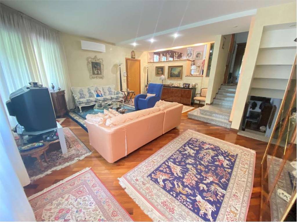 casa indipendente in vendita a Prato in zona Santa Lucia