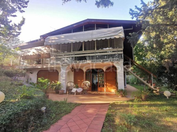 casa indipendente in vendita a Prato in zona Santa Lucia