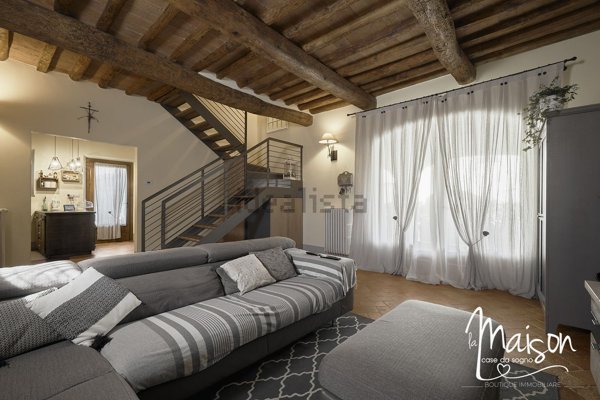 casa indipendente in vendita a Prato in zona Castelnuovo