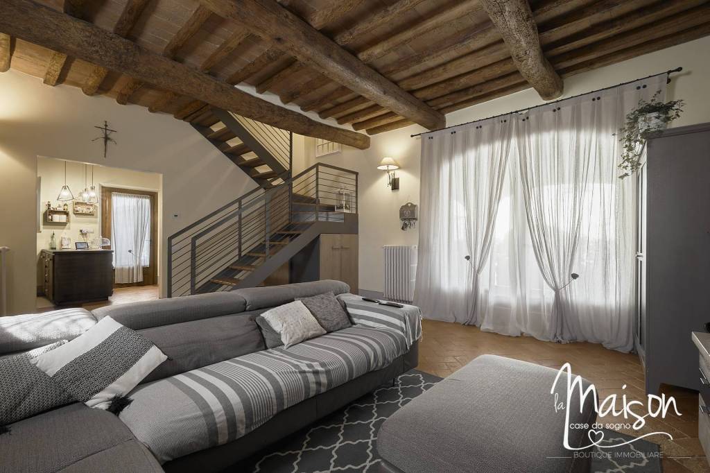 casa indipendente in vendita a Prato in zona Castelnuovo