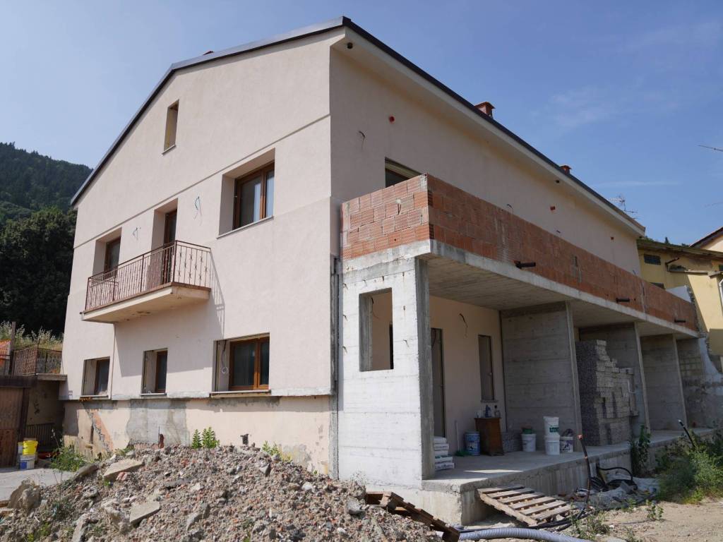casa indipendente in vendita a Prato in zona Santa Lucia