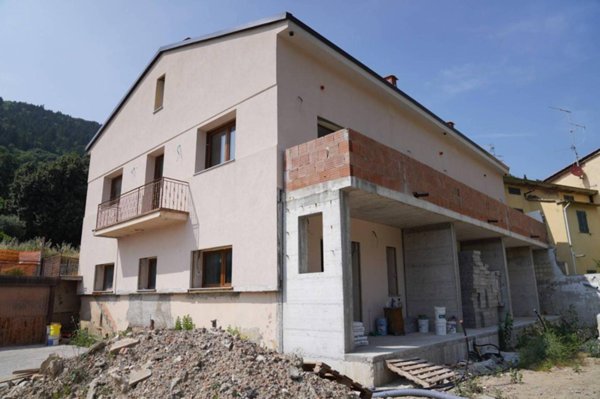 casa indipendente in vendita a Prato in zona Santa Lucia