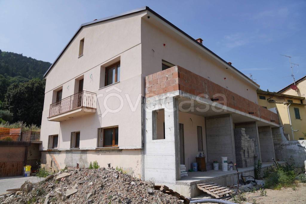 casa indipendente in vendita a Prato in zona Santa Lucia