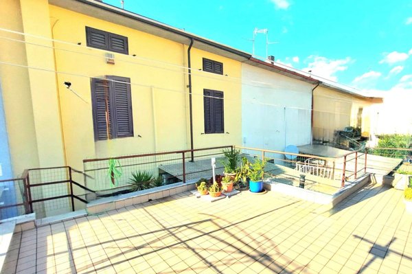 casa indipendente in vendita a Prato in zona Cafaggio