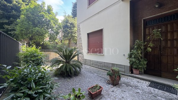 casa indipendente in vendita a Prato