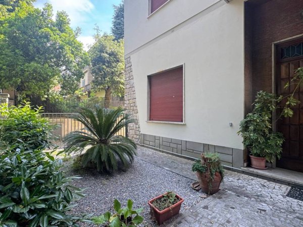 casa indipendente in vendita a Prato