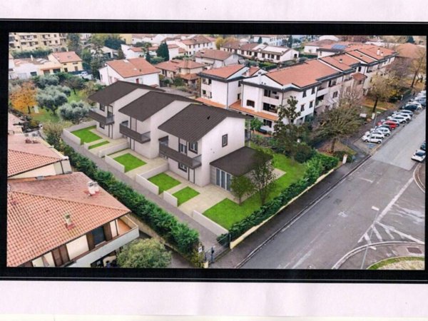 casa indipendente in vendita a Prato in zona Castelnuovo