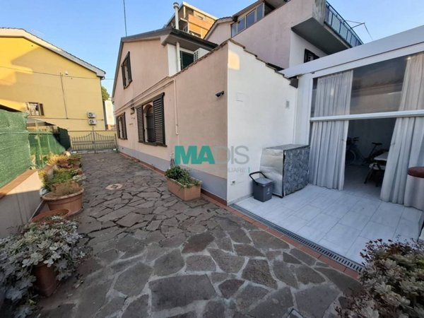 casa indipendente in vendita a Prato