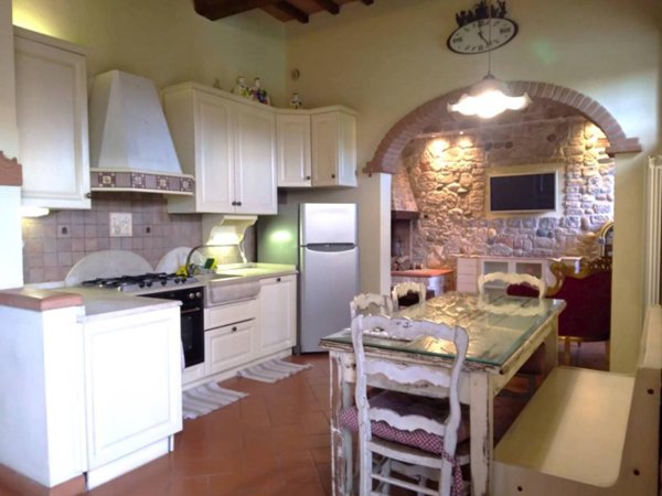 casa indipendente in vendita a Prato in zona Castelnuovo
