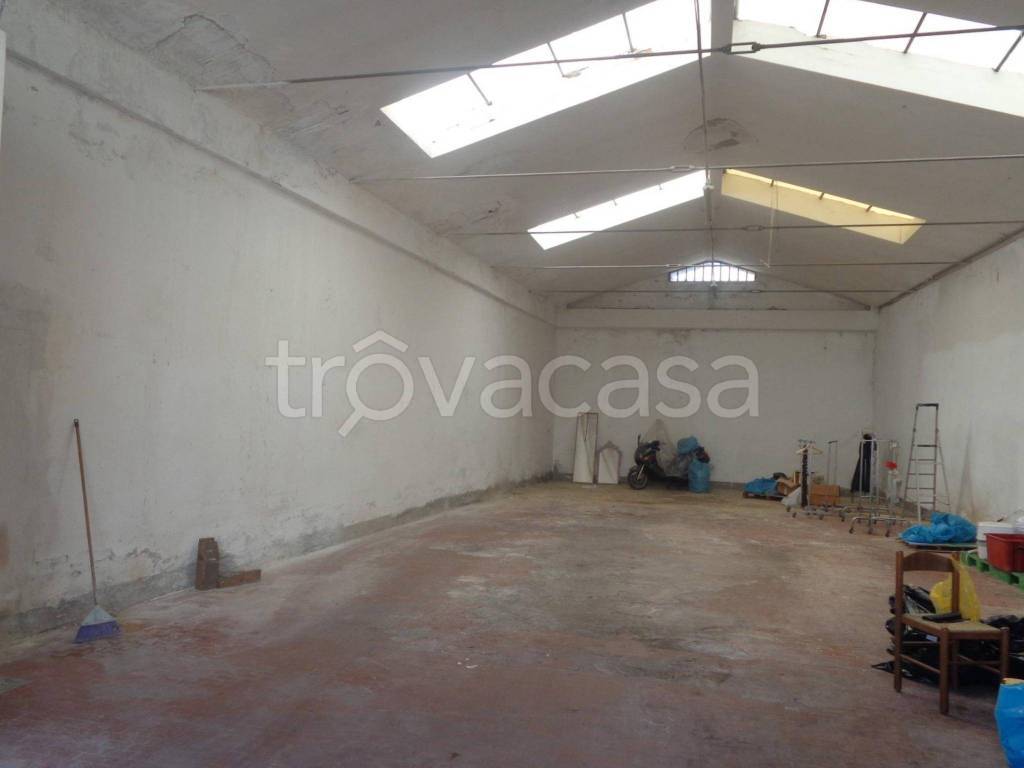 locale commerciale in vendita a Prato in zona Santa Lucia