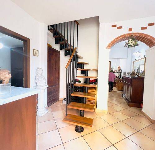 casa indipendente in vendita a Prato