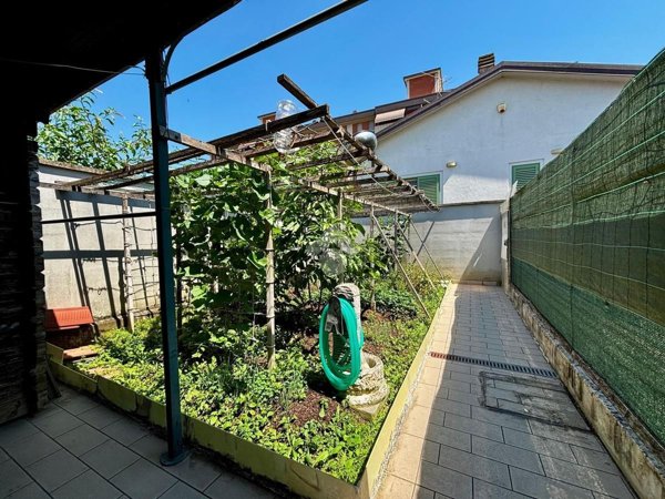 casa indipendente in vendita a Prato in zona San Giusto