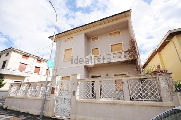 casa indipendente in vendita a Prato