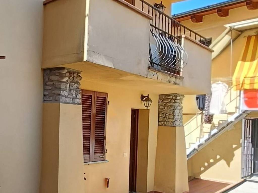 casa indipendente in vendita a Prato