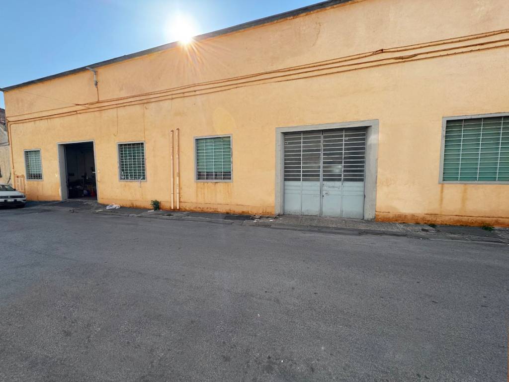locale commerciale in vendita a Prato