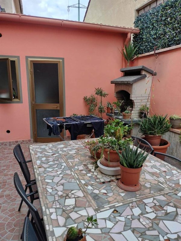casa indipendente in vendita a Prato