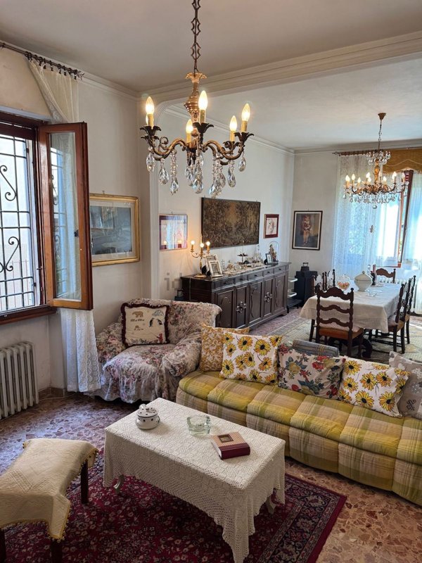 casa indipendente in vendita a Prato