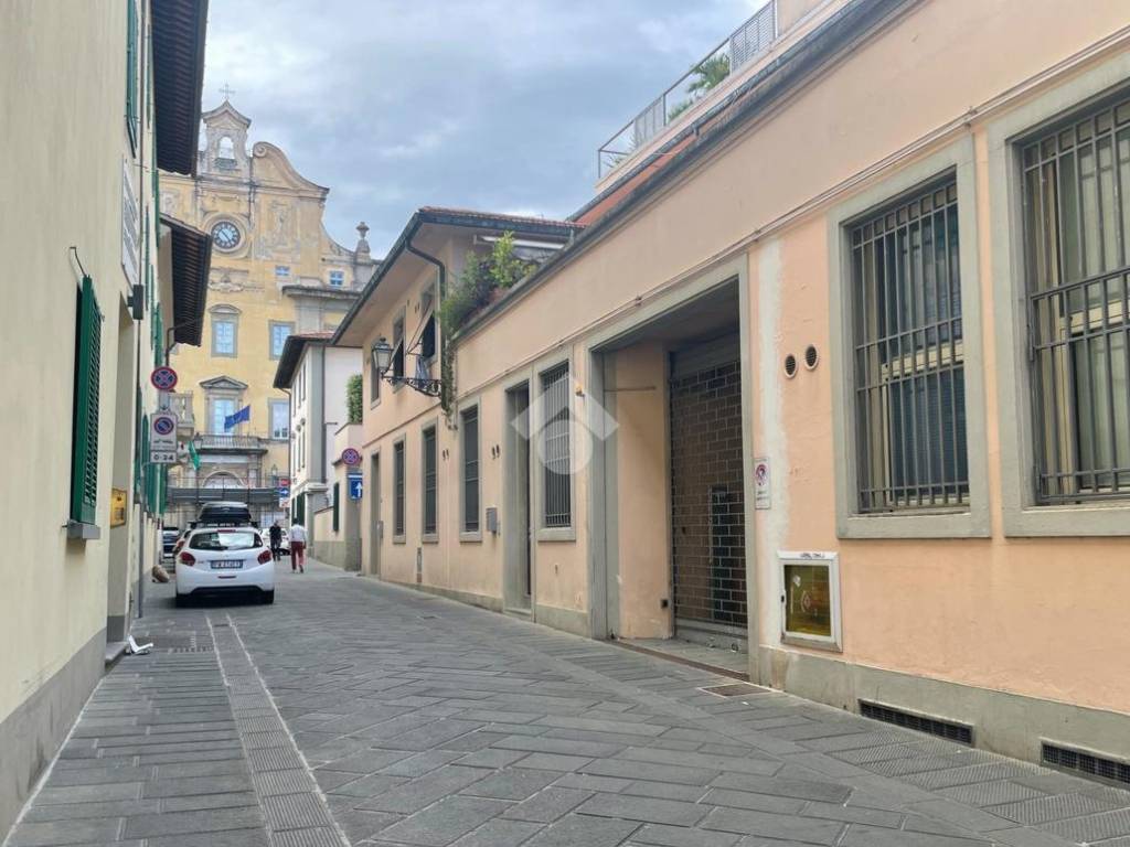 locale di sgombero in vendita a Prato