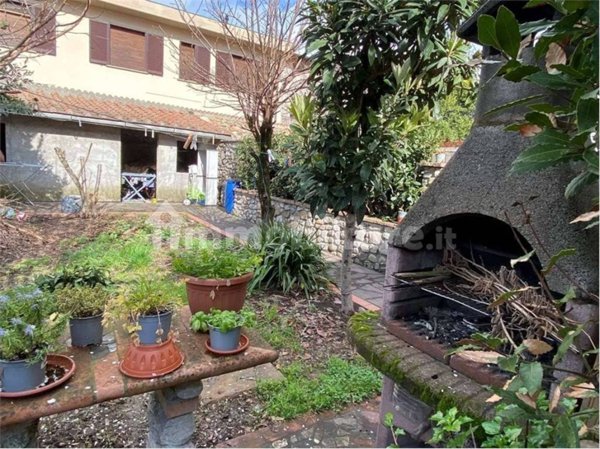casa indipendente in vendita a Prato