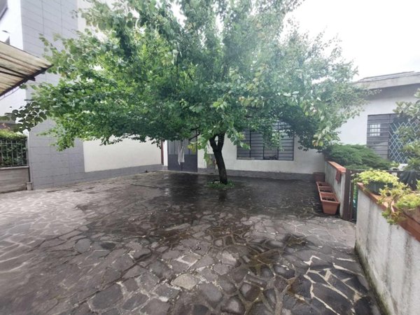 casa indipendente in vendita a Prato in zona Paperino