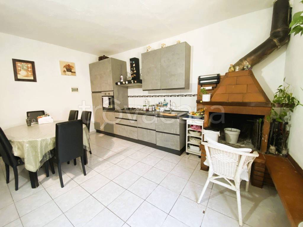 casa indipendente in vendita a Prato in zona Castelnuovo