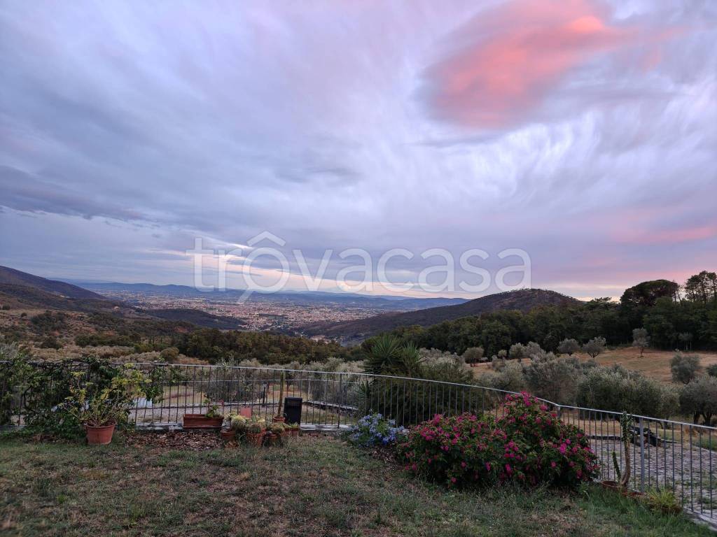 casa indipendente in vendita a Prato in zona Figline