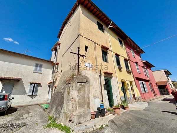 casa indipendente in vendita a Prato in zona Iolo