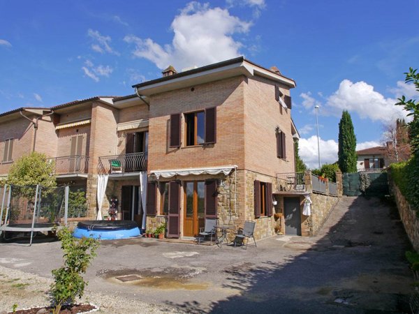 casa indipendente in vendita a Prato in zona Castelnuovo