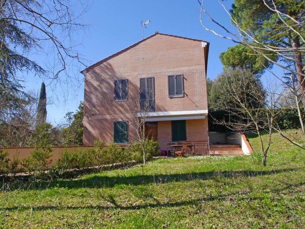 casa indipendente in vendita a Prato in zona Castelnuovo