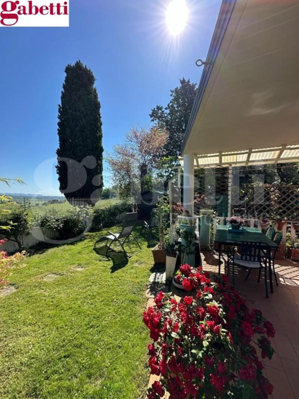 casa indipendente in vendita a Prato in zona Castelnuovo