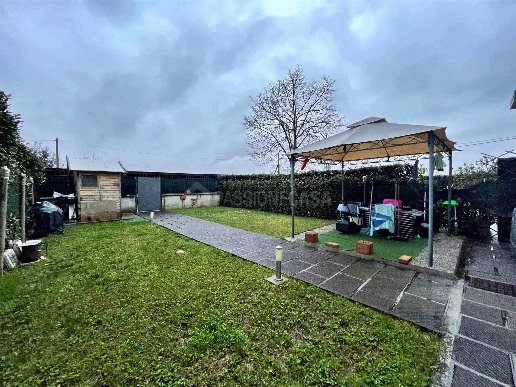appartamento in vendita a Prato in zona Castelnuovo