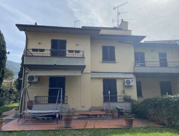 casa indipendente in vendita a Prato