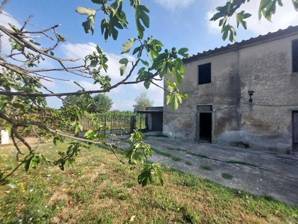 casale in vendita a Prato in zona Sant'Ippolito