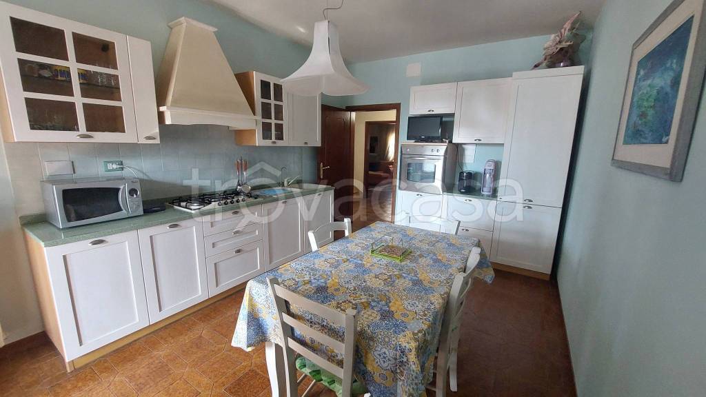 casa indipendente in vendita a Prato in zona Iolo