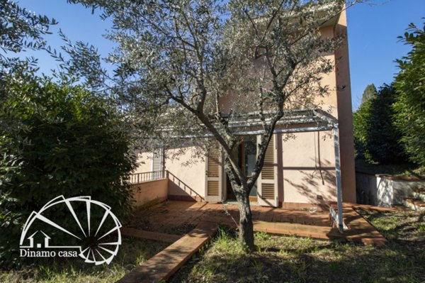casa indipendente in vendita a Prato in zona Sacca