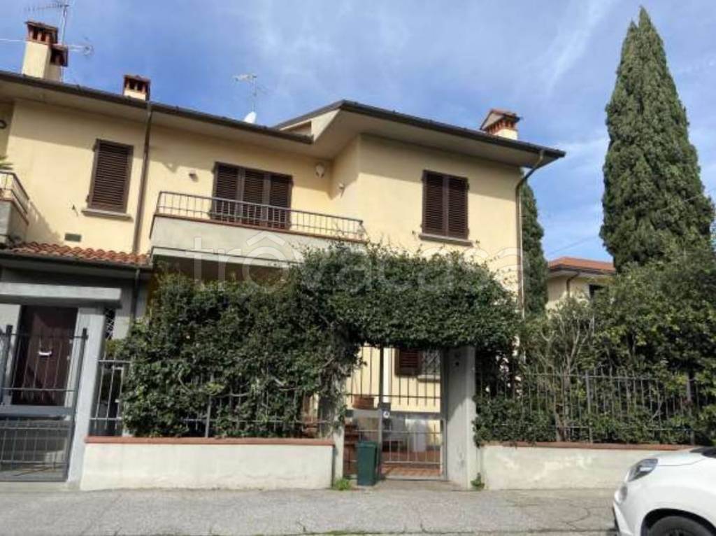 casa indipendente in vendita a Prato