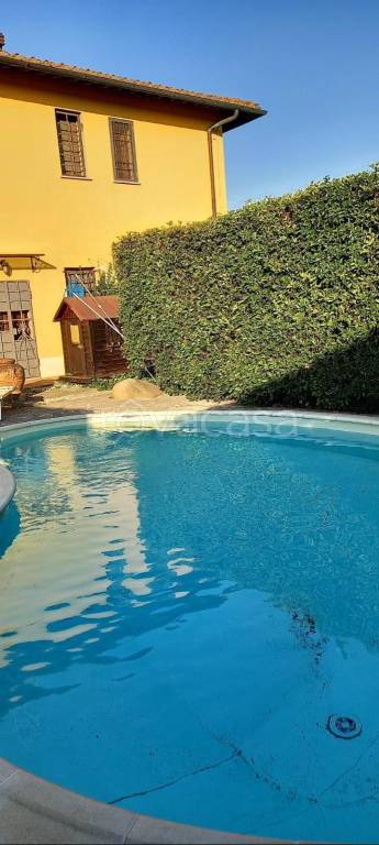 casa indipendente in vendita a Prato in zona Castelnuovo
