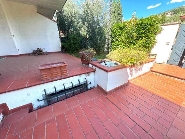 casa indipendente in vendita a Prato