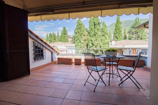 casa indipendente in vendita a Prato in zona Santa Lucia