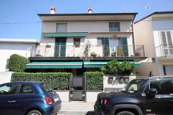 casa indipendente in vendita a Prato