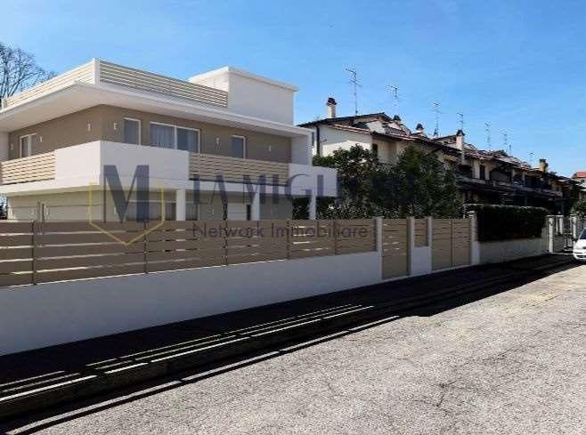 casa indipendente in vendita a Prato in zona Cafaggio