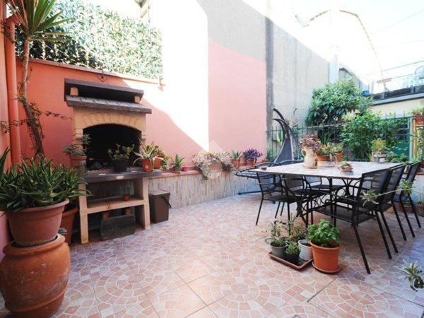 casa indipendente in vendita a Prato
