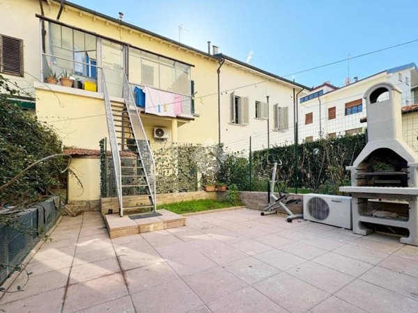 casa indipendente in vendita a Prato