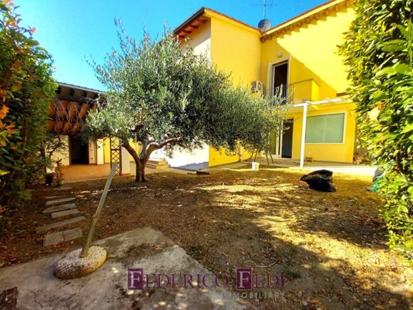 casa indipendente in vendita a Prato