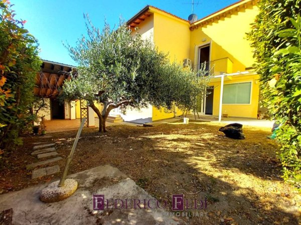 casa indipendente in vendita a Prato
