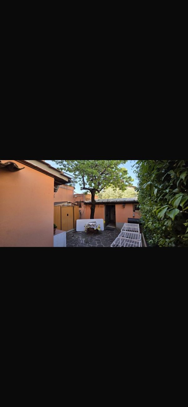 casa indipendente in vendita a Prato in zona Iolo