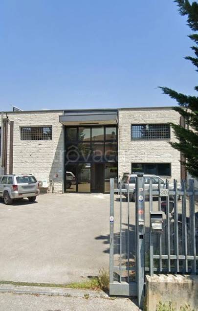 locale commerciale in vendita a Prato in zona Sant'Ippolito